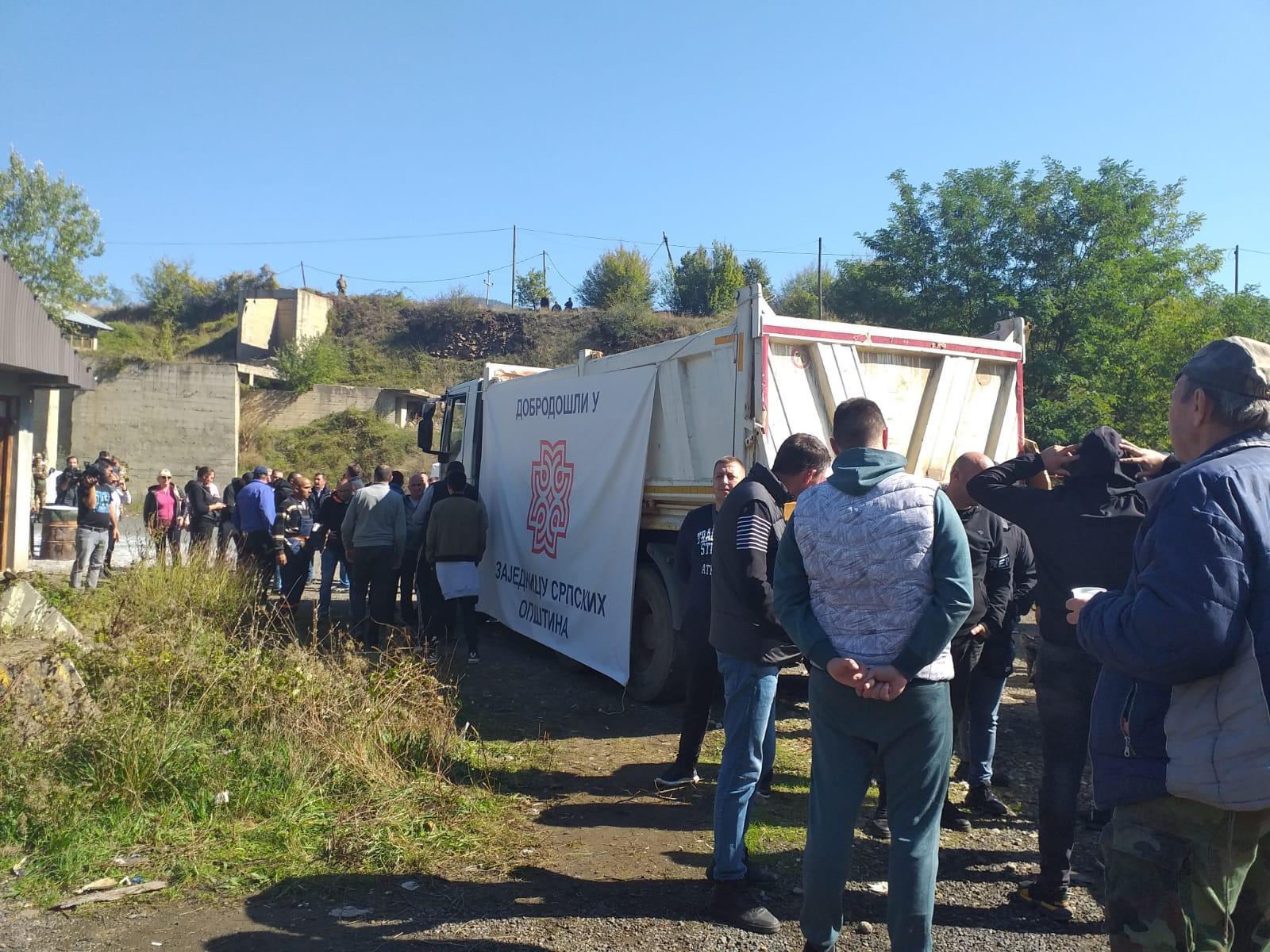 Kamion na kojem je transparent s natpisom "Dobrodošli u Zajednicu srpskih opština" - Avaz