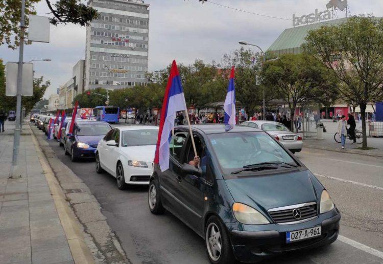 Opozicija u koloni vozila prolazi Banjom Lukom, poslušajte "himnu" protesta koju je objavio Draško Stanivuković