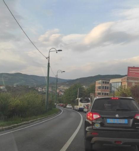 Kilometarske kolone vozila na ulazu u Sarajevo zbog udesa u Hotonju