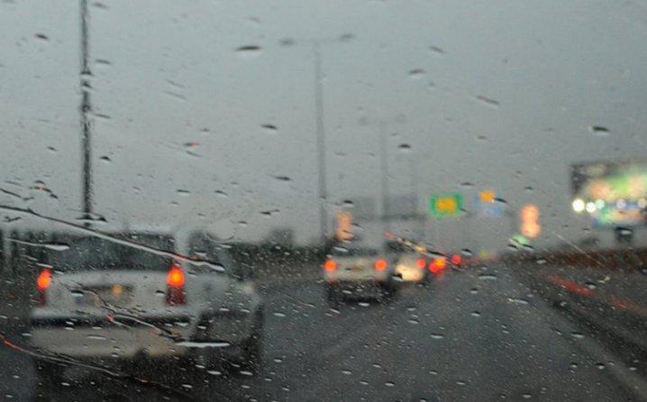 Zbog kiše i pljuskova otežano odvijanje saobraćaja - Avaz