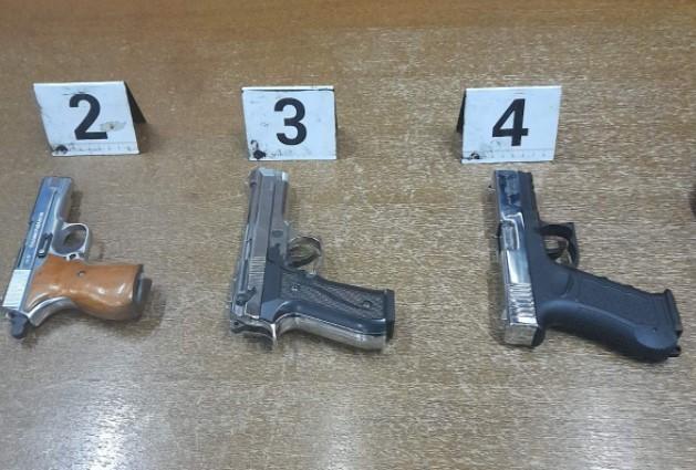 Pištolji koji su pronađeni kod razbojnika - Avaz