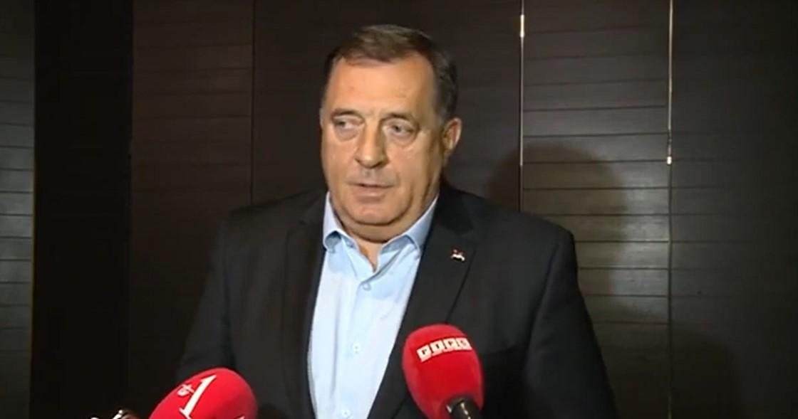 Milorad Dodik nakon radne večere - Avaz