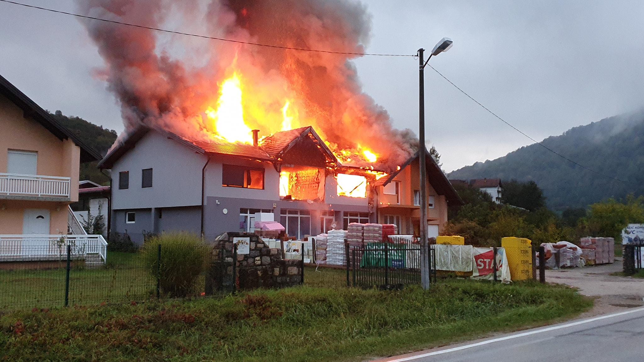 Video / Požar u Konjević Polju: Planuo objekat, vatrogasci se bore sa vatrenom stihijom