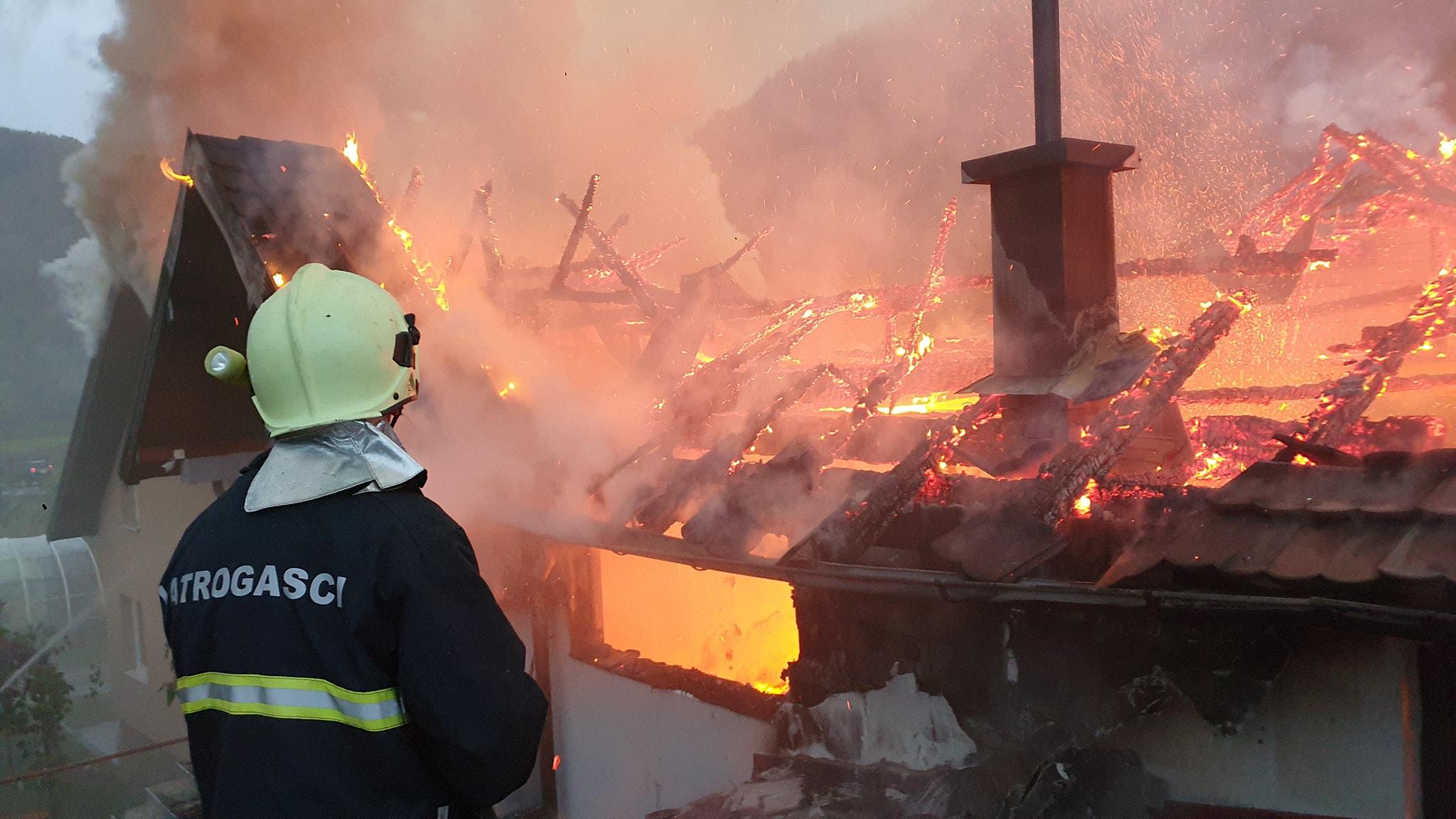 Ugašen požar na poslovnom objektu "Jašić komerc": Vatrogasci se dva sata borili sa vatrenom stihijom