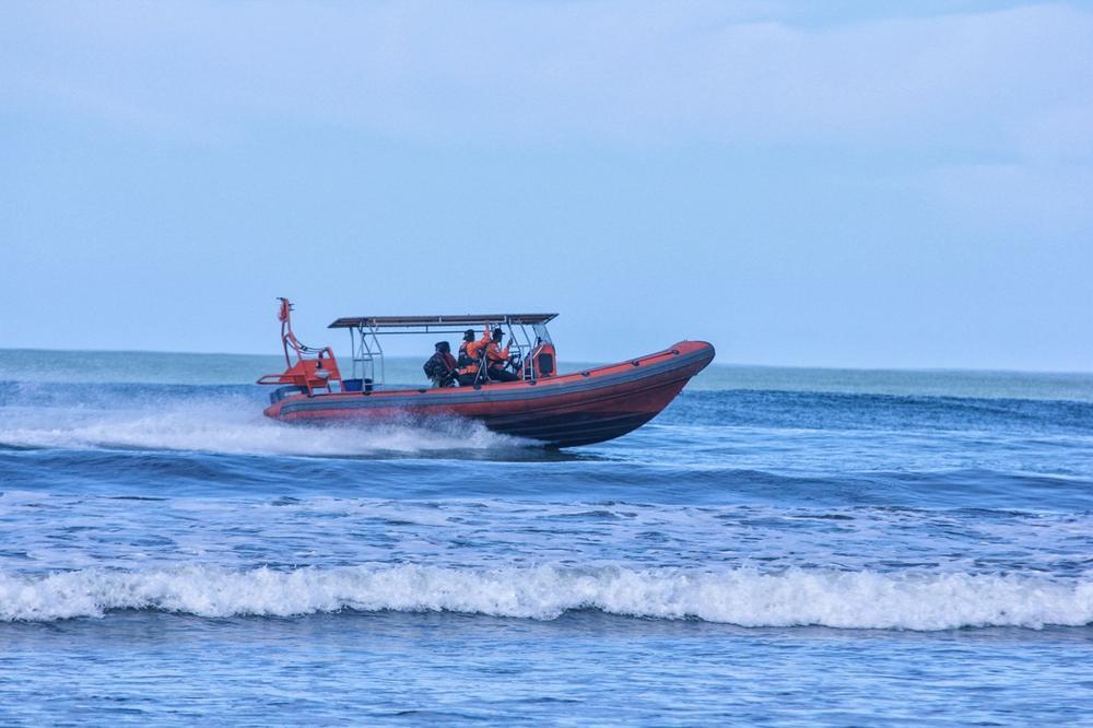 Iz Mornarice je saopćeno da je do sada spasena 21 osoba - Avaz