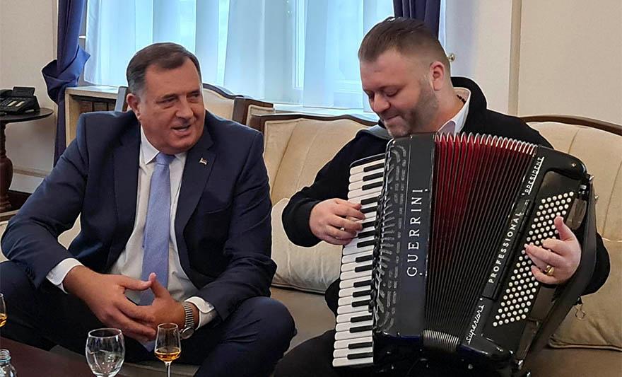 Dodik zapjevao u kabinetu Predsjedništva BiH - Avaz