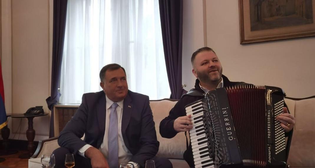 Dodik sa harmonikašem u Predsjedništvu - Avaz