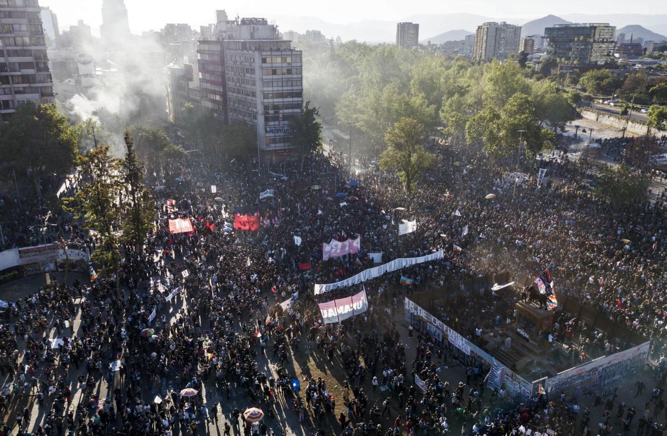 U Čileu hiljade ljudi na ulicama obilježilo godišnjicu antivladinih protesta