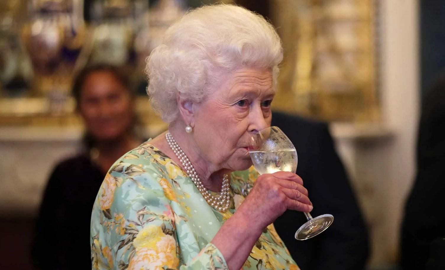 Kraljici Elizabeti u 95. godini zabranjeno omiljeno piće