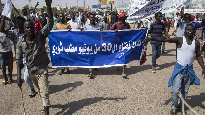 Supporters of civilian government stage a demonstration meanwhile, pro-military groups continued to their sit-in protest demanding government dissolution in the capital Khartoum, Sudan on October 21, 2021. - Avaz