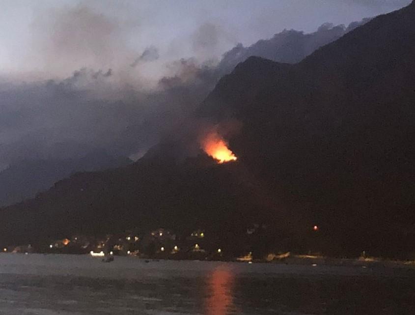 Požar kod Ploča i dalje aktivan, vatrogasci su ga gasili cijelu noć