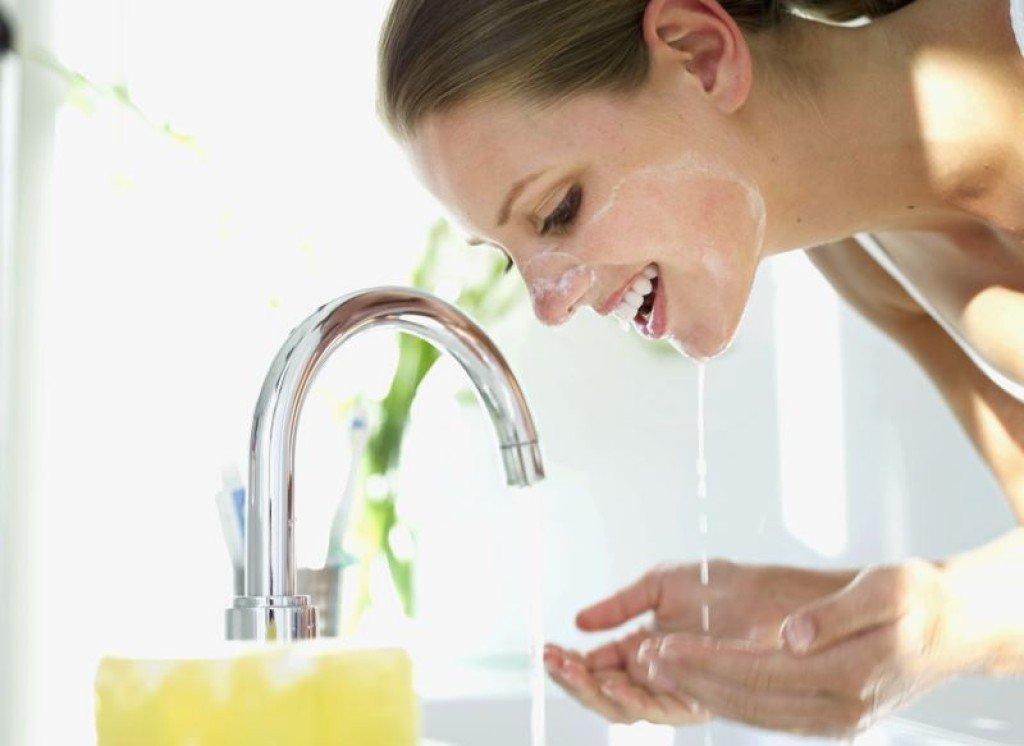 Osnovno pravilo za njegu kože lica je umivanje svaku noć prije spavanja - Avaz
