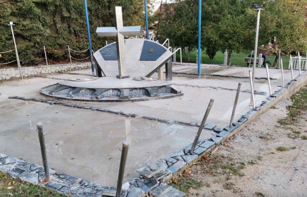 Nedavno obnovljen spomenik - Avaz