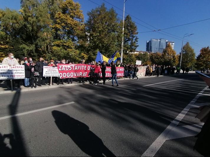 Protestima prisustvuje između 200 i 300 ljudi - Avaz