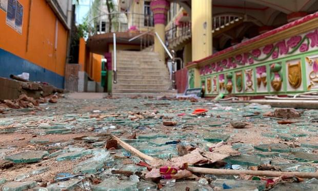 Oštećenje unutar hrama Radha Madhav, Noakhali - Avaz
