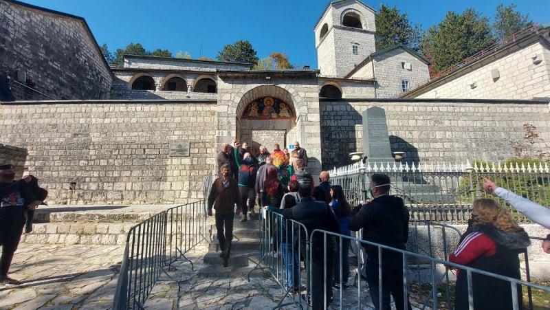 Vjernici iz svih gradova Crne Gore od jutros pristižu u Cetinjski manastir - Avaz