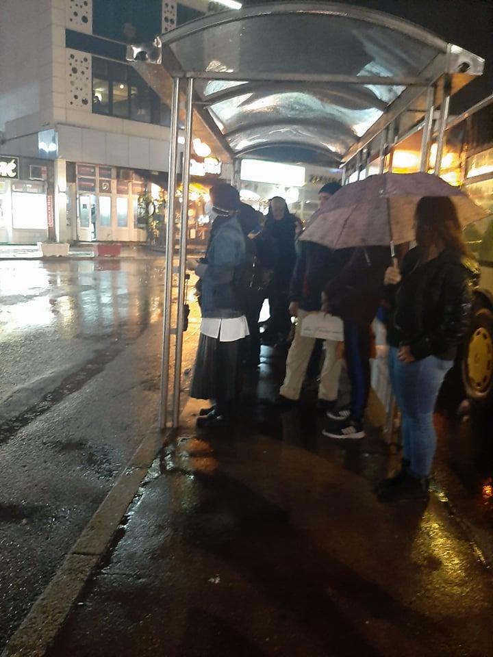 Građani čekaju naredni autobus - Avaz