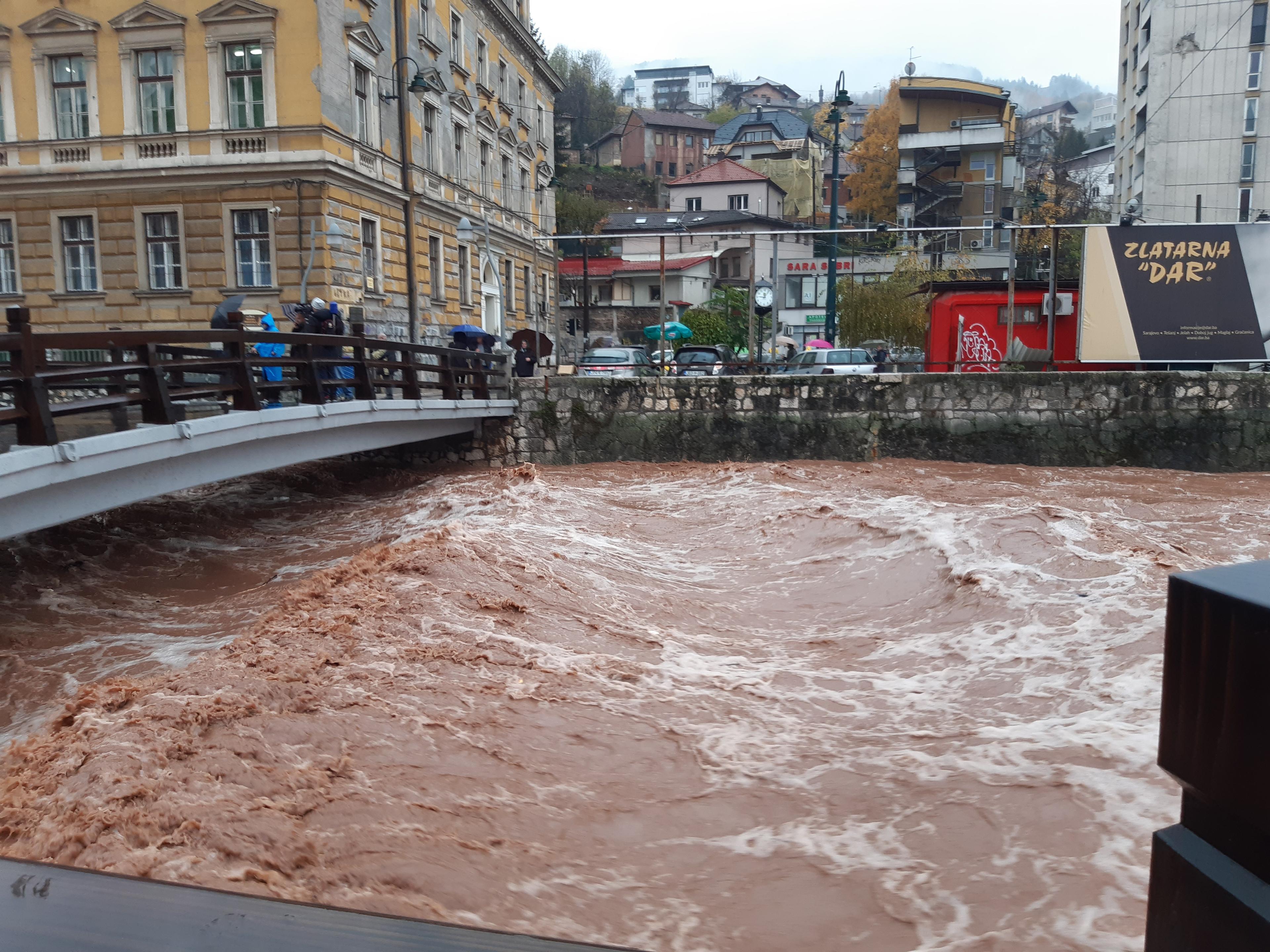 Alarmantni snimci iz centra Sarajeva: Miljacka prijeti da poplavi mostove