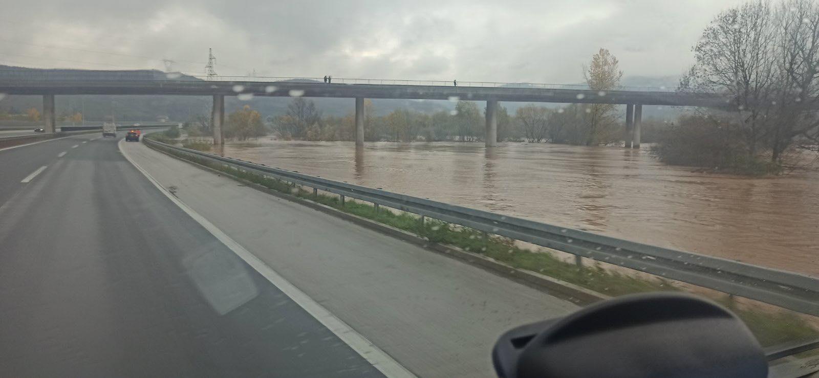 Na autoputu poplavljena petlja Butile, izlaz prema Sarajevu zatvoren
