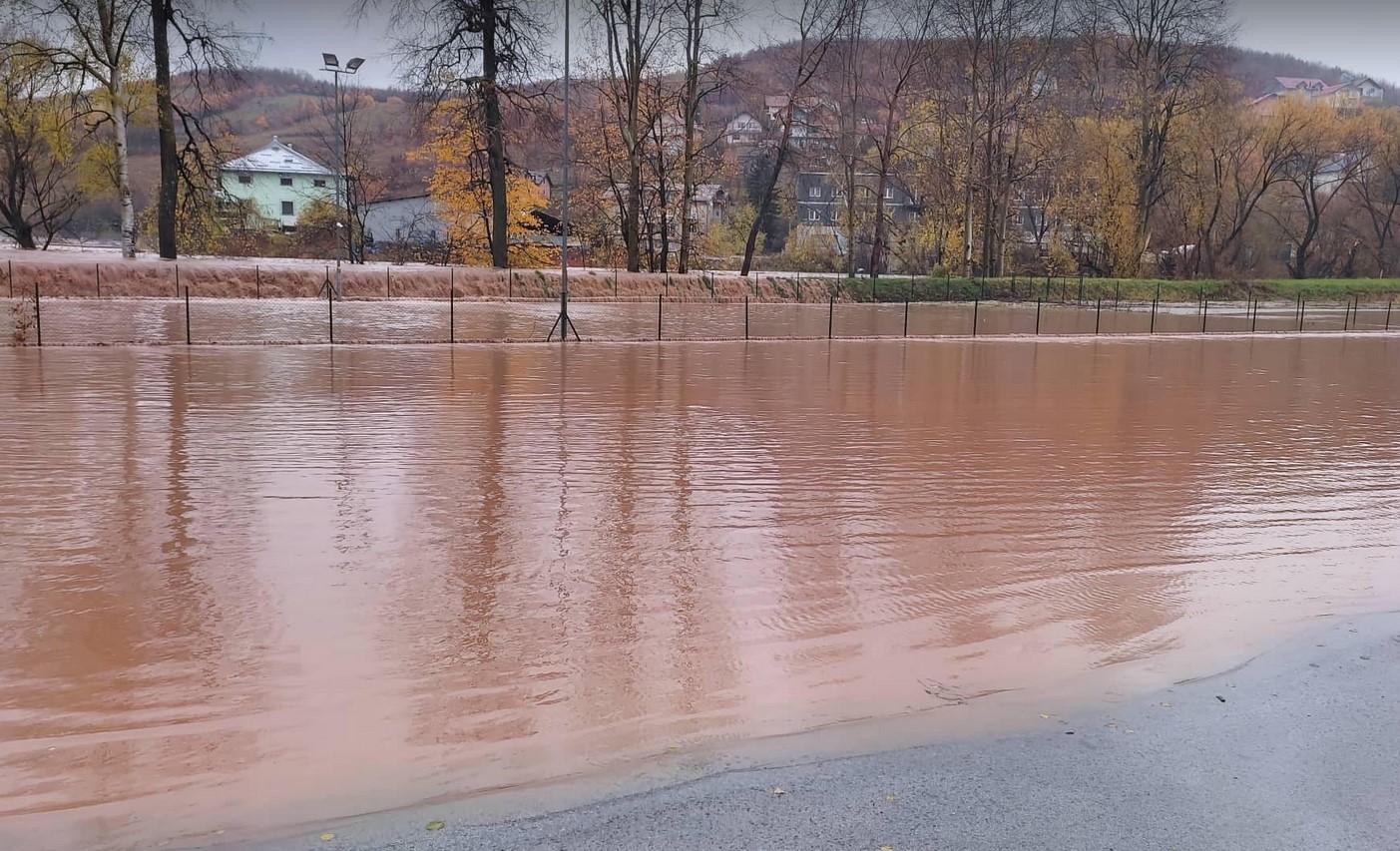 Usljed velikih količina padavina potopljene saobraćajnice - Avaz