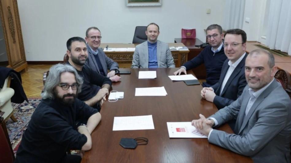 Lider VMRO-DPMNE Hristijan Mickoski na sastanku sa liderima stranaka - Avaz