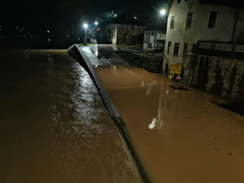 Voda poplavila put prema Zavidovićima - Avaz