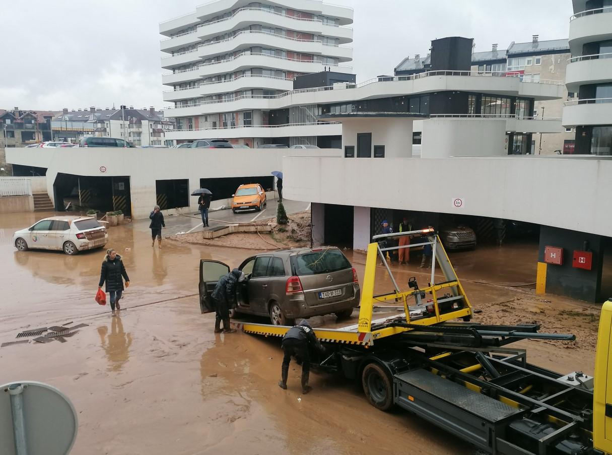 "Avaz" u Otesu: Potopljene desetine vozila, u toku akcija čišćenja i ispumpavanja vode