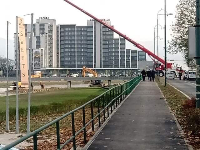 Dramatično: Građani ne mare, prelaze preko mosta koji samo što se nije urušio