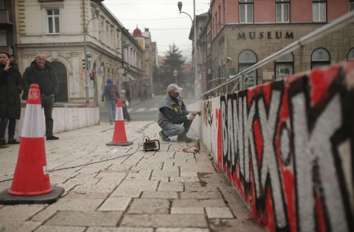 Uklanjaju se grafiti koje je na Latinskoj ćupriji naslikao reper iz Berlina