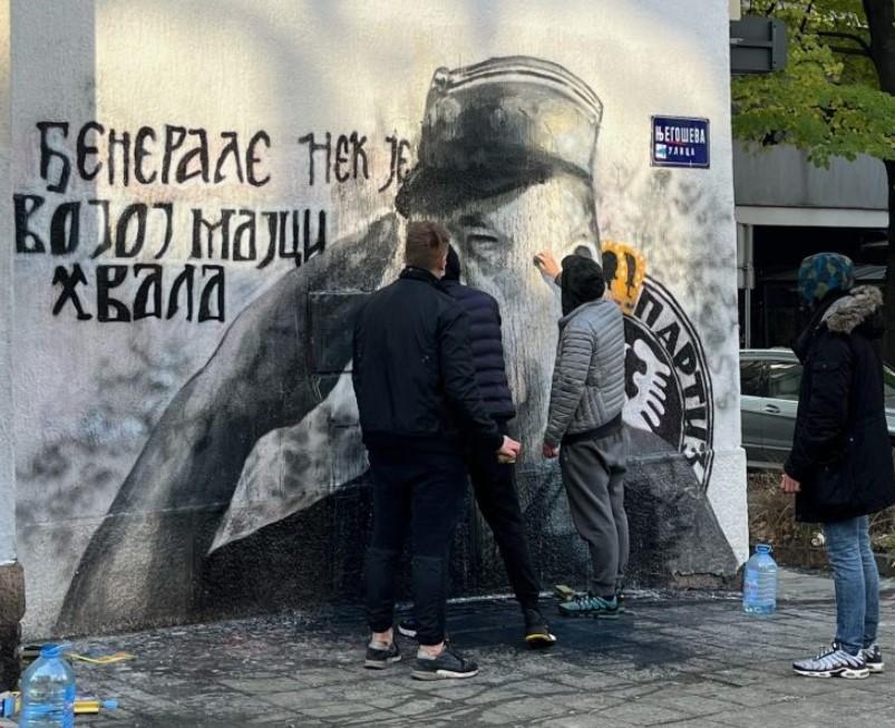 Grupa momaka čistila mural zločinca - Avaz