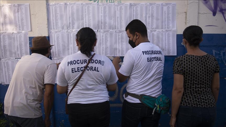 Nicaraguan citizens search for their names on the electoral roll list before the opening of the voting stations (JRV) in Managua today, Sunday, November 7, 2021, during the general elections in Nicaragua - Avaz