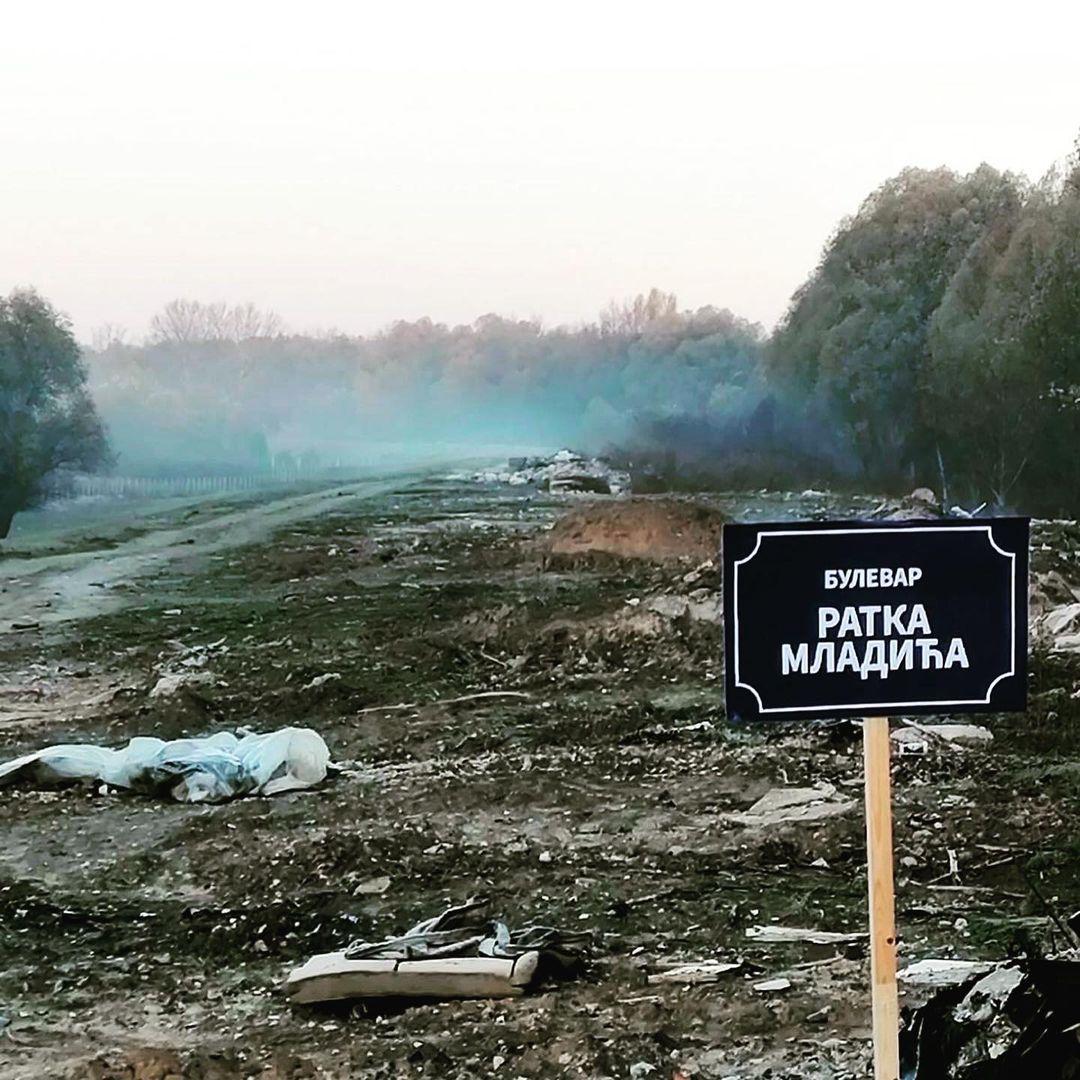 Tabla "Bulevar Ratka Mladića" na smetljištu - Avaz