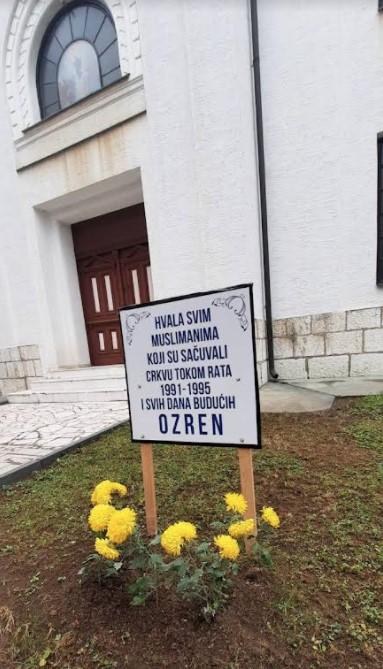 Fotografija nastala danas: Tabla bila postavljena u dvorištu crkve - Avaz