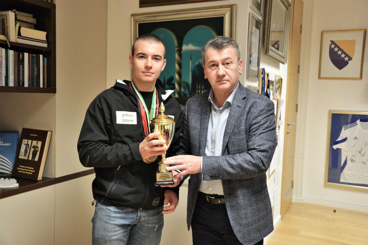 Načelnik Hadžibajrić podržao mladog skijaša: Reprezentativac Dino Terzić se okitio zlatom u Dubaiu - Avaz