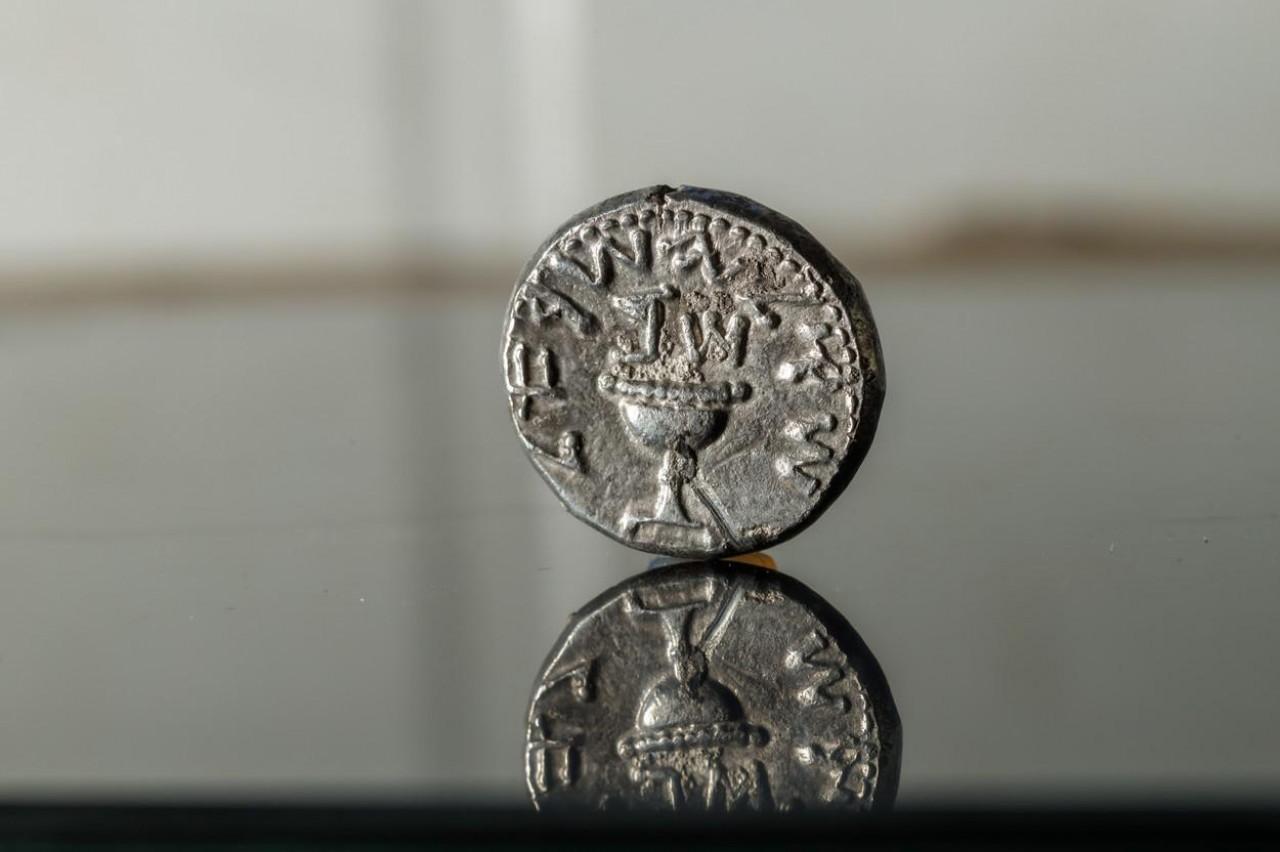S jedne strane novčića se nalazi čaša i natpisi 'izraelski šekel' te 'druga godina', koji se odnosi na drugu godinu pobune - Avaz