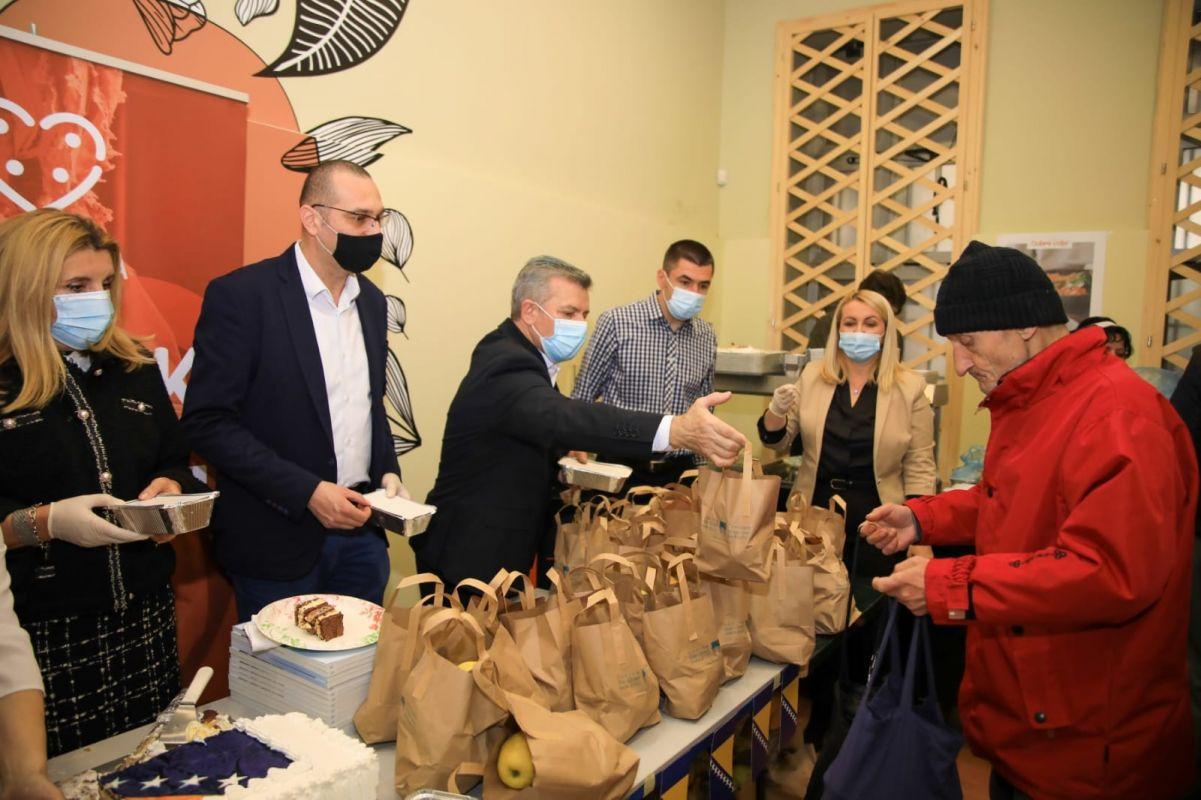 Načelnik sa saradnicima učestvovao u podjeli obroka socijalno ugroženim građanima - Avaz