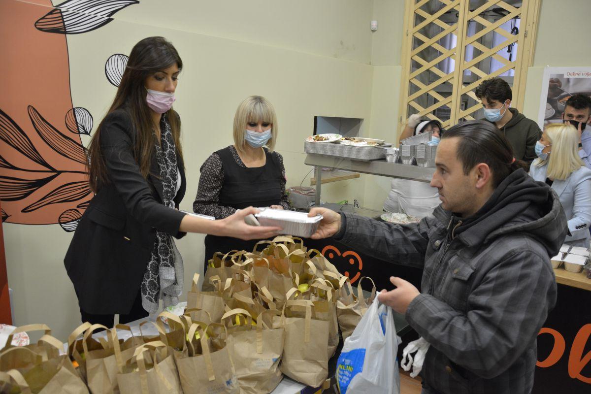 Načelnik sa saradnicima učestvovao u podjeli obroka socijalno ugroženim građanima - Avaz
