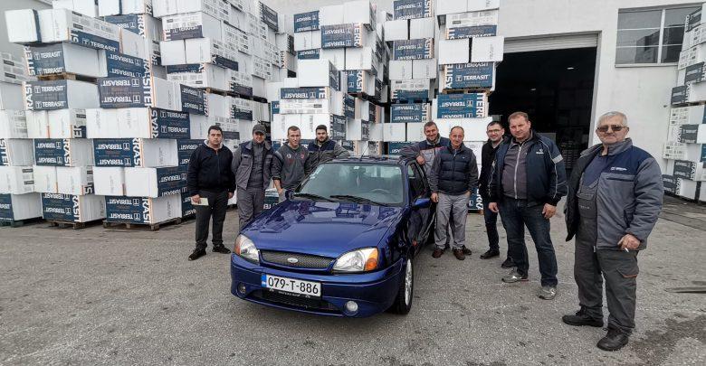 Radnici pored vozila za Asmira Spahića - Avaz