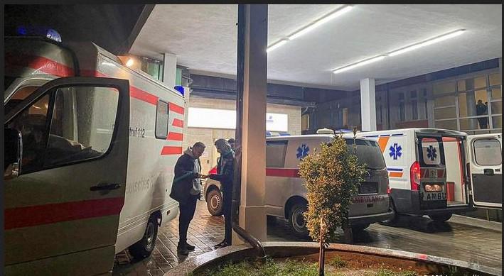 Srednjoškolac ranjen u napadu na autobus u Glođanu van životne opasnosti