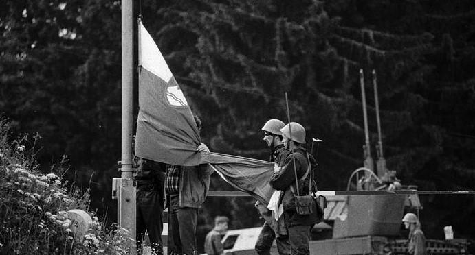 Jedna od "najmoćnijih armija Europe" je praktično izvela vojni udar u Sloveniji 1991. - a to je završeno upravo sramotnim porazom od jedva naoružane, ali odlično organizirane teritorijalne obrane Slovenije - Avaz