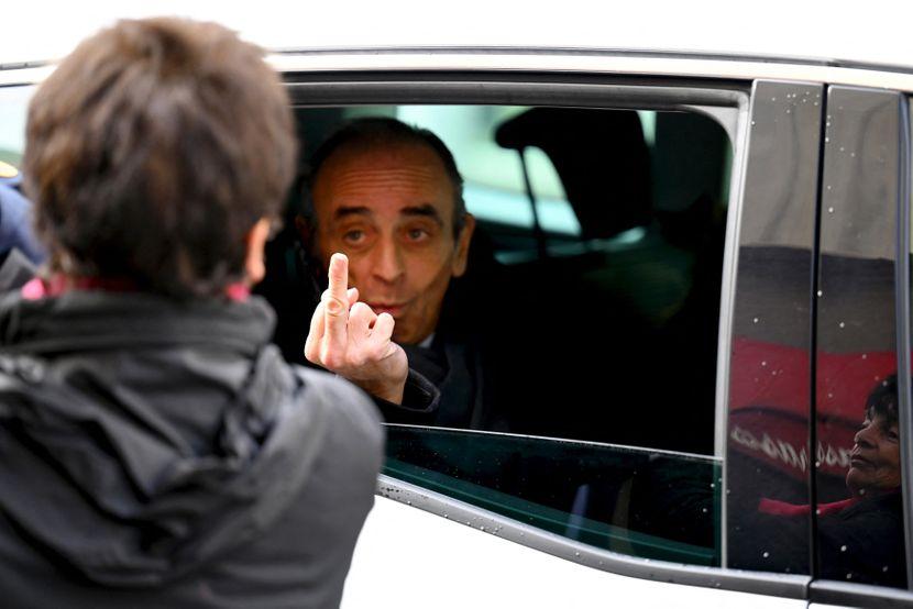 Kandidat za predsjednika Francuske uslikan u Marseju kako pokazuje srednji prst