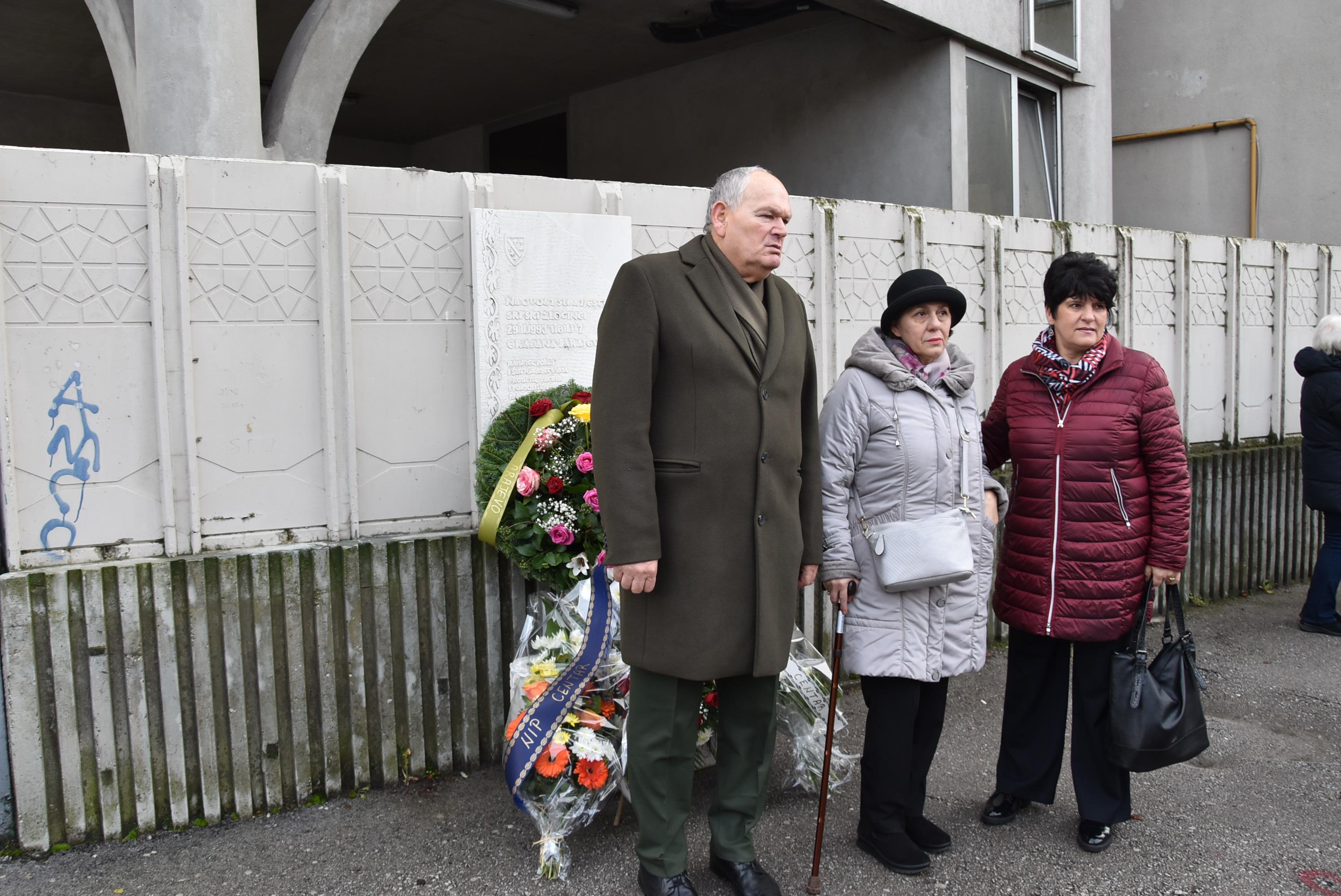 Položeno cvijeće i odata počast žrtvama masakra u ulici Hamdije Kreševljakovića kod broja 47 - Avaz