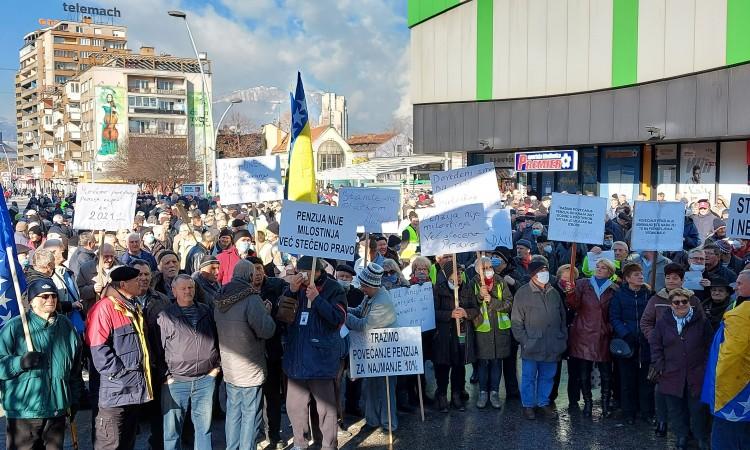 Sa današnjih protesta penzionera u Zenici - Avaz