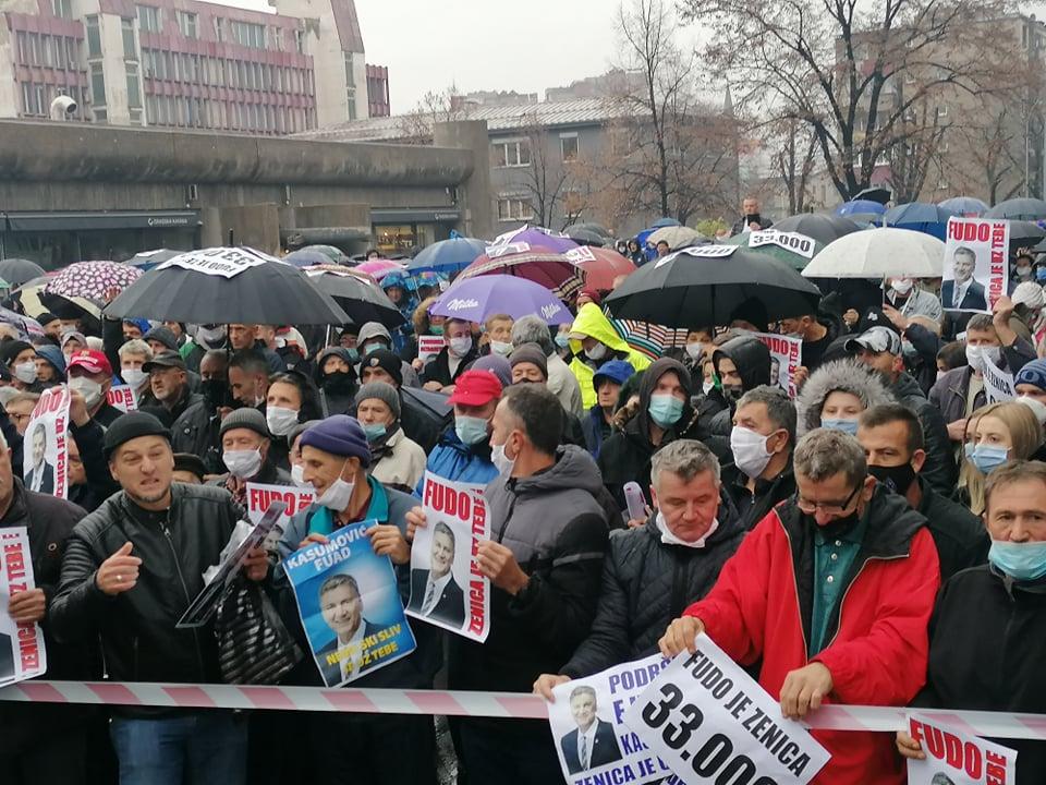Veliki broj građana u centru Zenice - Avaz