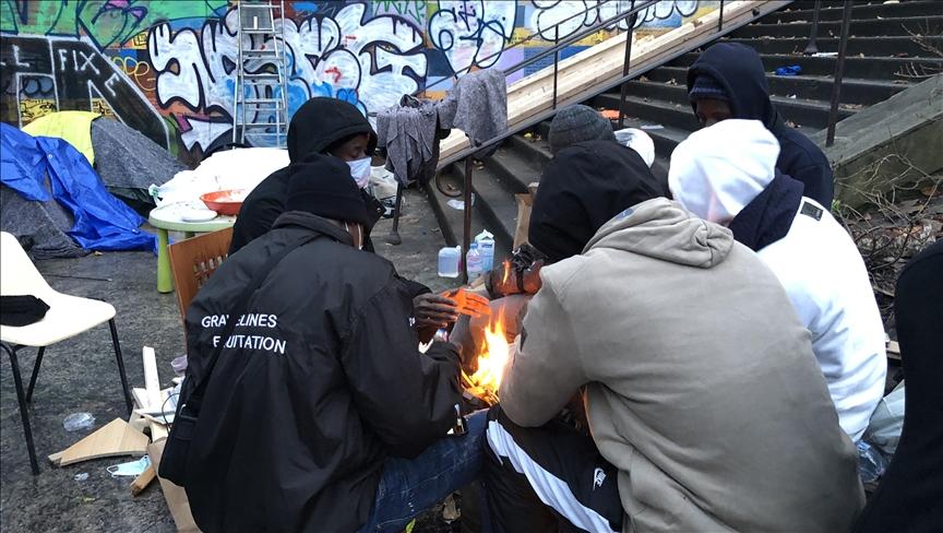 Migranti se bore da prežive ispod mosta u Parizu
