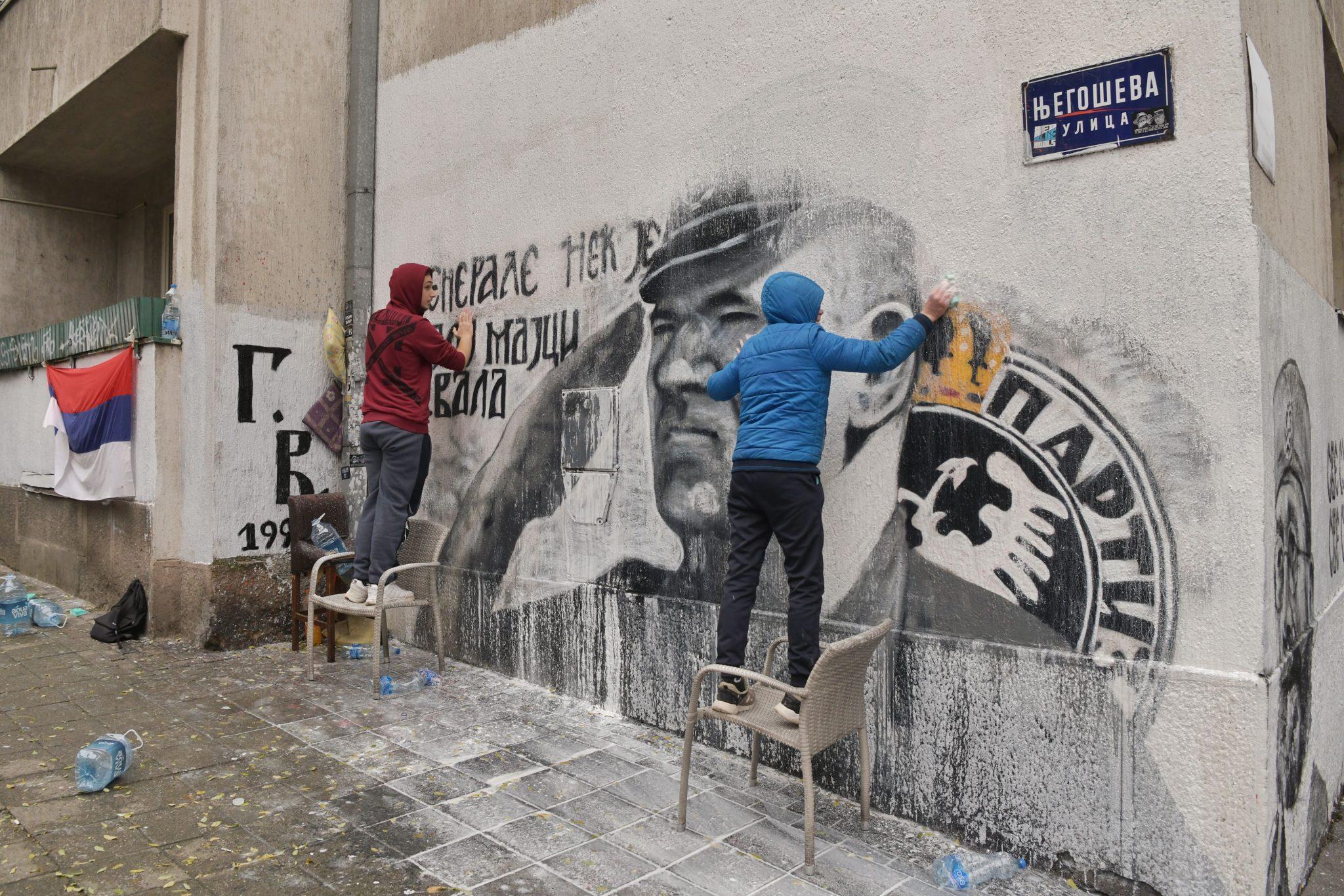 Mladići koji čiste sramni mural ratnom zločincu Mladiću pitali novinare zašto snimaju, a prolaznik ih vrijeđao