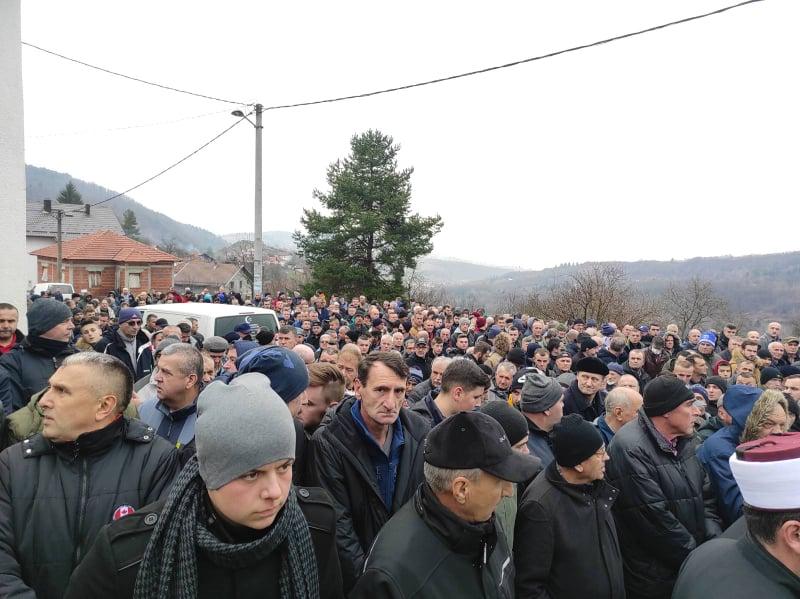 Rijeka ljudi na dženazi: Donji Vakuf se oprašta od trojice mladića stradalih u saobraćajnoj nesreći
