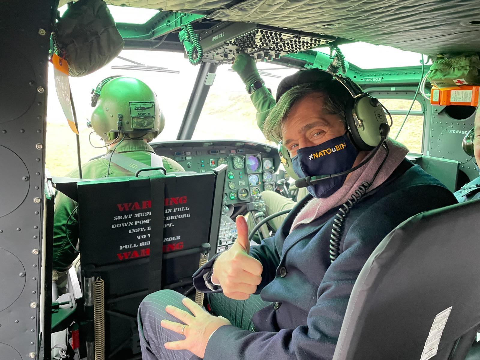 Ambasador Nelson u helikopteru  Bell Huey II - Avaz