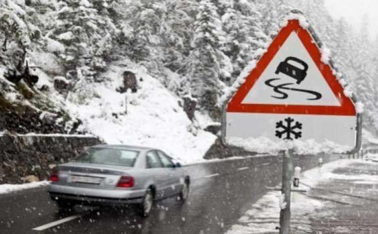 Vozači se pozivaju na oprez: Snijeg i učestali odroni prave probleme