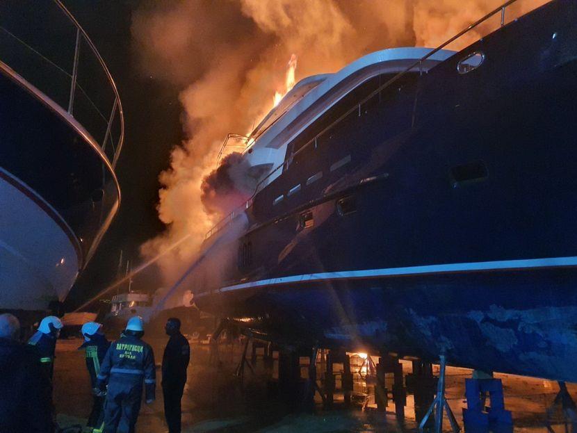 Požar u marini Navar u Bonićima: Vatra zahvatila dvije veće jahte, oštećen i brod